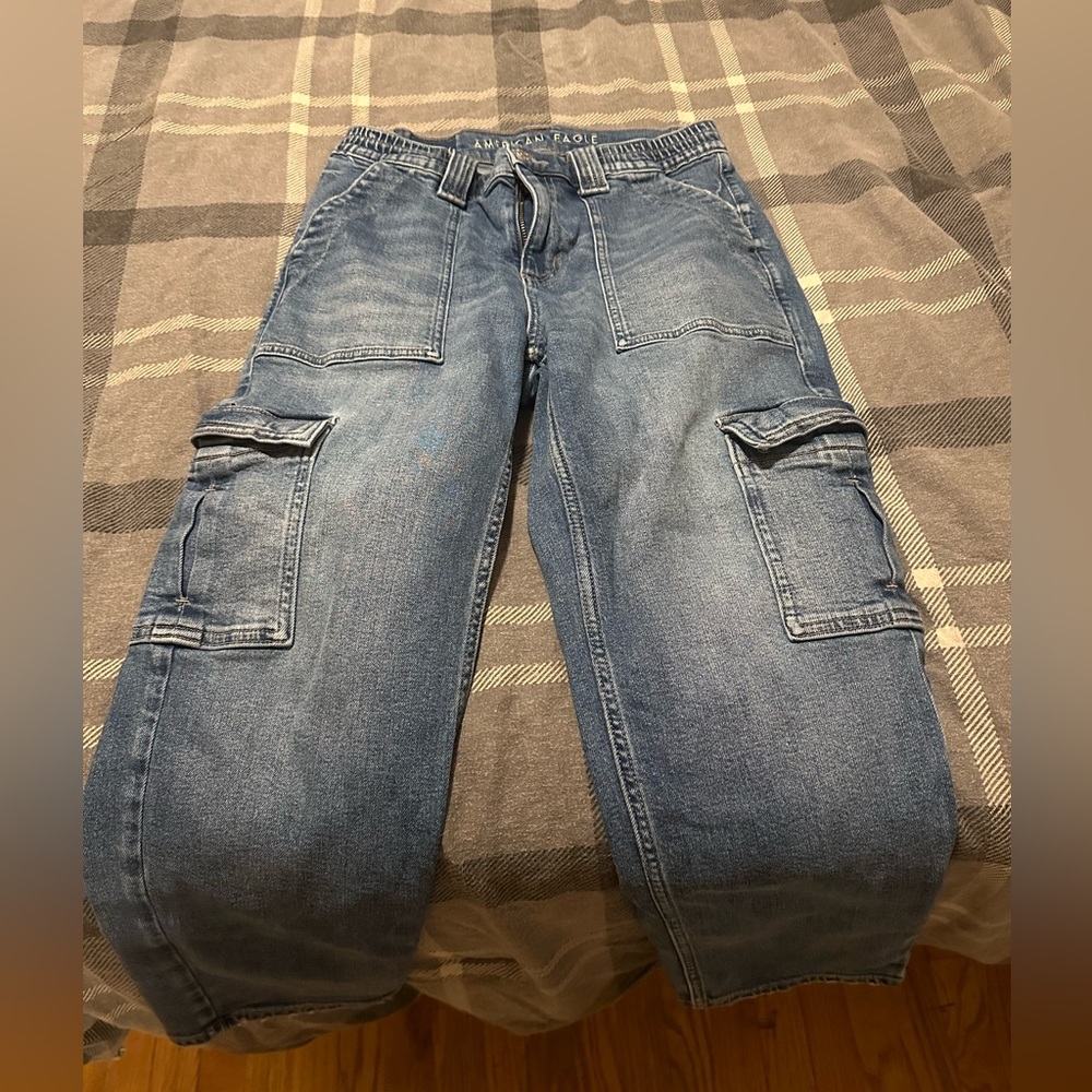 Woman’s American Eagle straight leg cargo. Size 4 short.